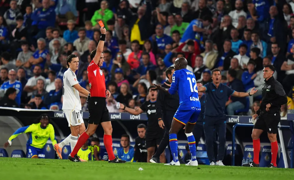 Un rouge, un but, une défaite : la soirée noire d’Allan Nyom et de Getafe